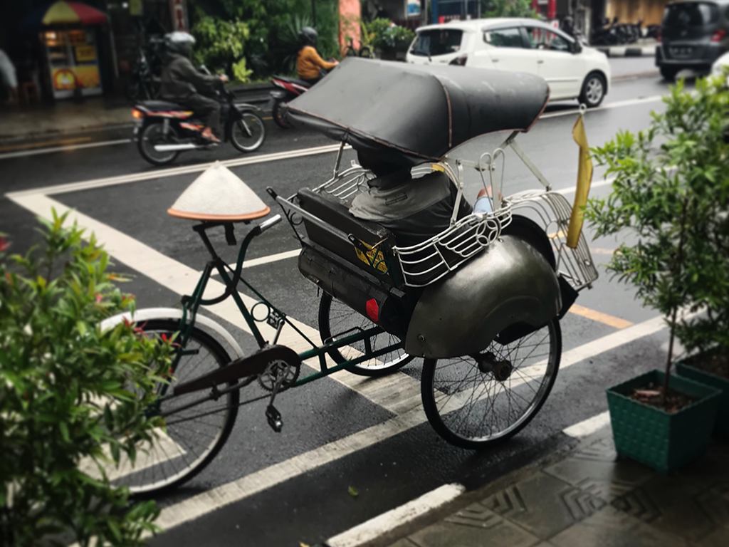 Green frame becak with polished metal color wheel covers