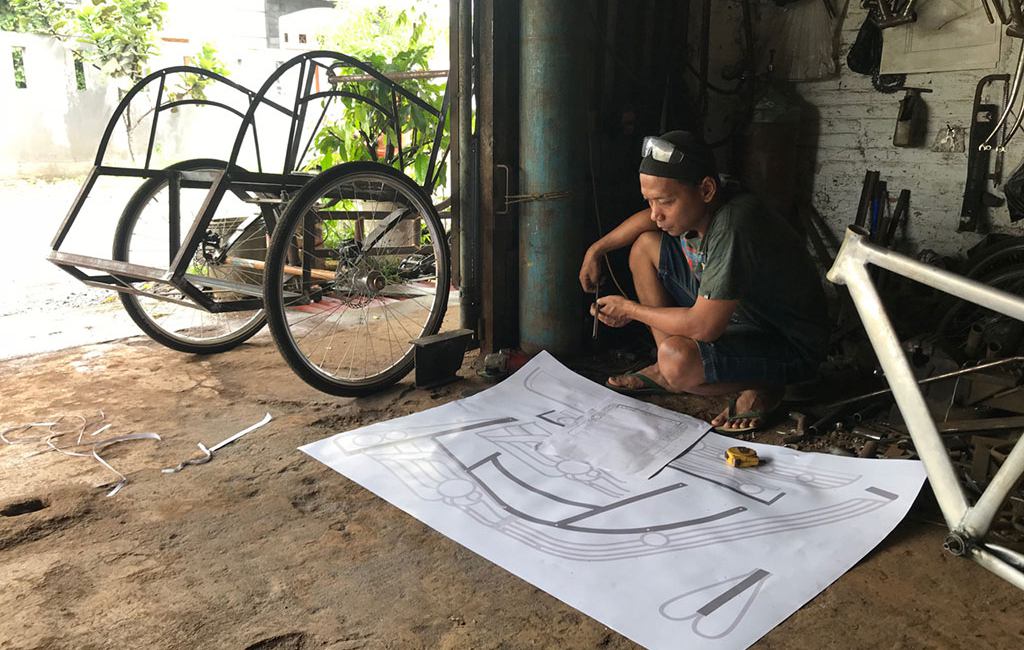 Kus looking over 1:1 scale becak plans