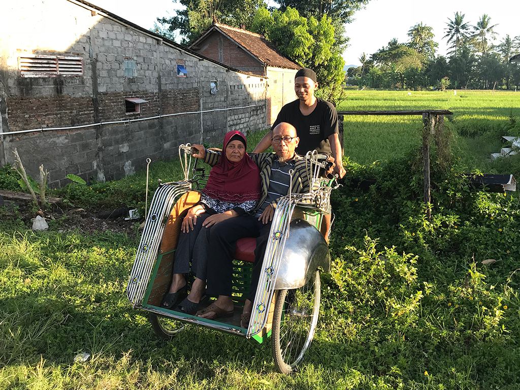 Frame welder with his parents in becak